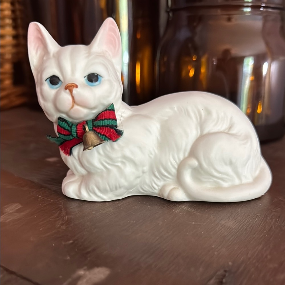 Vintage Enesco White Cat Figurine‎ with Festive Bow